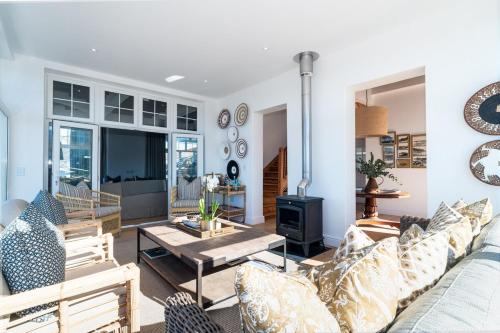 Televisyen dan/atau pusat hiburan di By The Sea Villa on Kalk Bays Ocean Edge