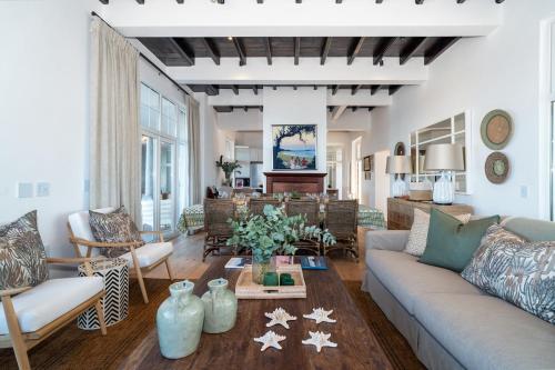 Ruang duduk di By The Sea Villa on Kalk Bays Ocean Edge