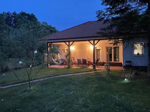Taman di luar Gesztenyeház vendégház a Dunakanyarban fürdődézsával