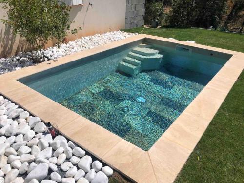 - une piscine avec des rochers dans l'arrière-cour dans l'établissement Quiet house in provence, à Lauris