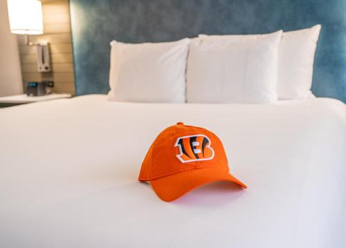 a orange cap sitting on top of a bed at Hyatt Regency Cincinnati in Cincinnati