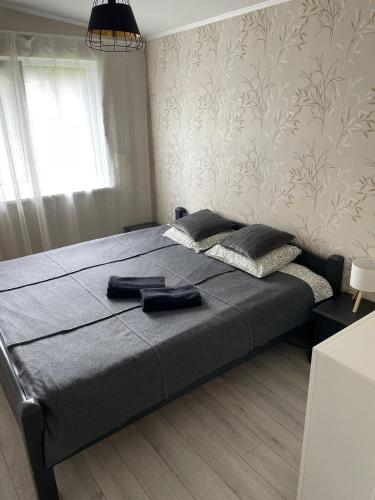 Un dormitorio con una cama con dos toallas encima. en Sea Side house (50m2) Lejas Ziediņi, en Plieņciems