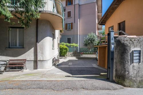 a parking meter next to a building with a bench at Central Cernobbio - Modern apartment in Cernobbio