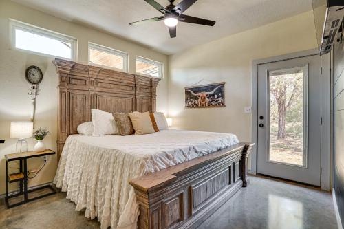 Postel nebo postele na pokoji v ubytování Recently Built Cabin with Pavilion in Granbury!