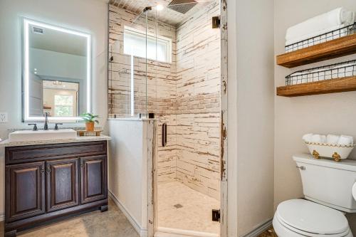 Koupelna v ubytování Recently Built Cabin with Pavilion in Granbury!