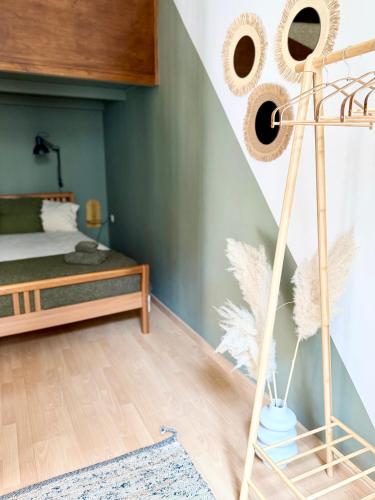 布达佩斯Churri Downtown - with Garage的一间卧室设有一张床,地面铺有地板