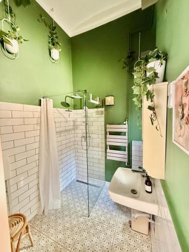 布达佩斯Churri Downtown - with Garage的绿色浴室设有淋浴和水槽