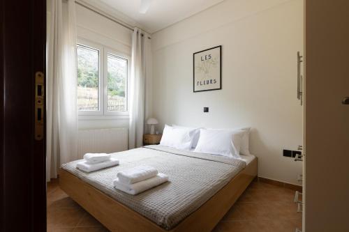 Loutraki Seaview Apt - 2BR, Terrace & BBQ I Beach