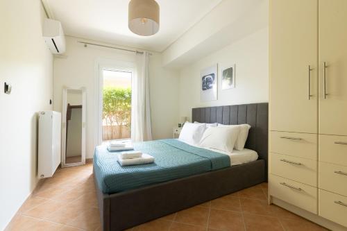 Loutraki Seaview Apt - 2BR, Terrace & BBQ I Beach