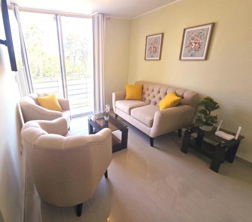 a living room with a couch and two chairs at Apartamento Premium frente a Universidad San Marcos para 4 pers en lima in Lima