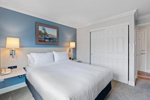 Ein Bett oder Betten in einem Zimmer der Unterkunft Tolovana Inn
