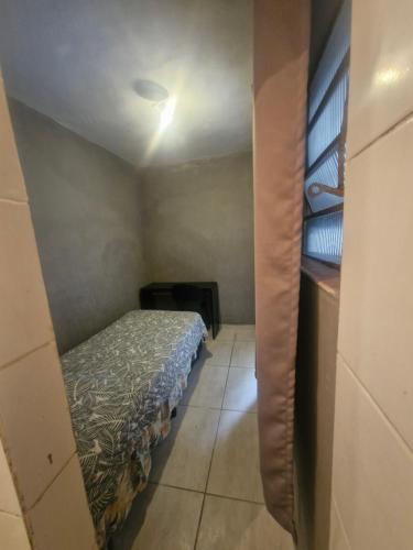 a small bedroom with a bed in a room at aurora dois in Guarulhos
