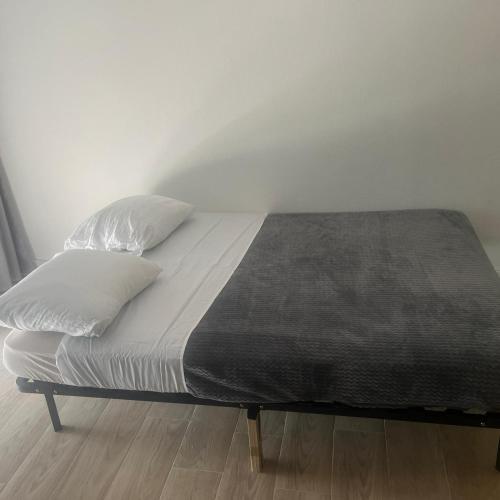 un lit avec deux oreillers dessus dans l'établissement Joli appart Carnon parking Free, wifi 7Min Airport, à Carnon-Plage