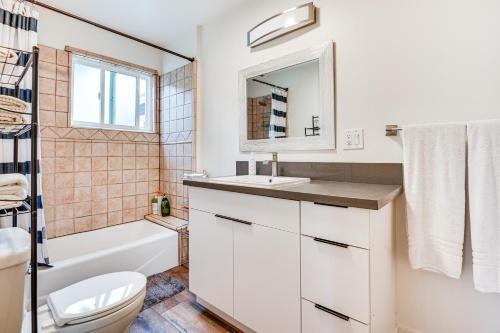 Un baño blanco con lavabo e inodoro. en Convenient Los Angeles Retreat about 1 Mi to Downtown!, en Los Ángeles