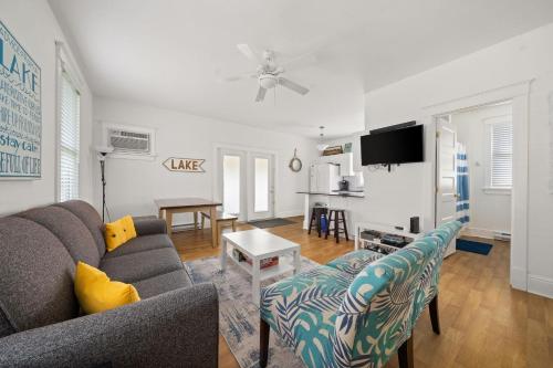 ein Wohnzimmer mit Sofa und Tisch in der Unterkunft 36 Meadow View in Cherry Valley