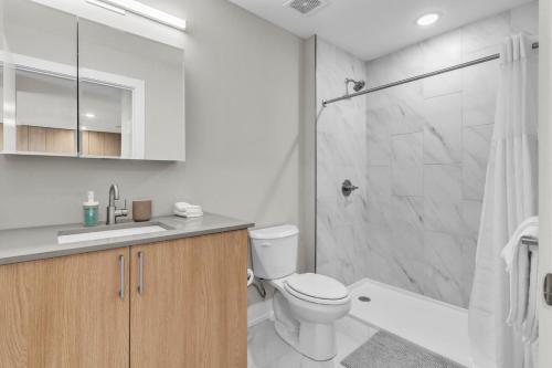 Ένα μπάνιο στο Serene 1BD Escape - Stunning City Views!