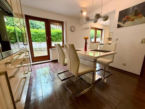 TV a/nebo společenská místnost v ubytování Wunderschönes 2 Zimmer Apartment Zentrum Goldstadt