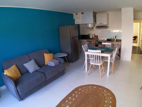 un salon avec un canapé et une table et une cuisine dans l'établissement T2 rénové à 50m de la mer, à Canet