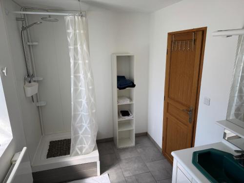 un bagno con doccia e lavandino di Le repaire 3 a Saint-Omer-Capelle
