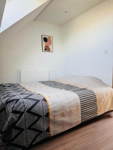 Ce lit se trouve dans un dortoir blanc comprenant : dans l'établissement Le repaire 3, à Saint-Omer-Capelle