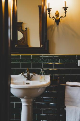 a bathroom with a sink and a mirror at Wohnung Wilhelm in Behren-Lübchin