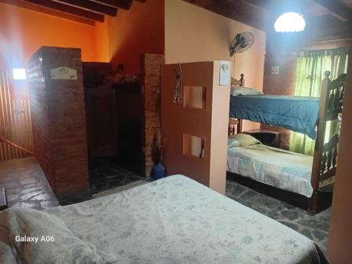 una camera con due letti e una camera con due letti a castello di Dulce Hogar Trelew a Trelew