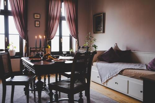 a dining room with a table and a bed at Wohnung Wilhelm in Behren-Lübchin