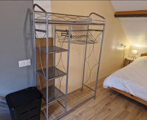 un lit superposé en métal dans une pièce à côté d'un lit dans l'établissement Appartement Plein Centre, à Saint-Quentin