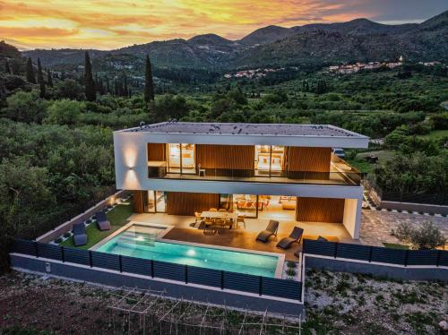 Pogled na planine ili pogled na planine iz vila