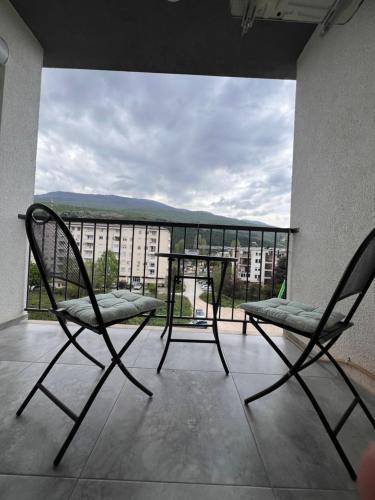 stół i krzesła na balkonie z widokiem w obiekcie LUX Apartment w Ochrydzie