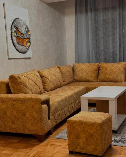 salon z brązową kanapą i stołem w obiekcie LUX Apartment w Ochrydzie