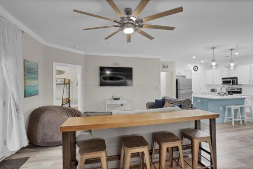 Φωτογραφία από το άλμπουμ του 4 Bedroom modern condo with community pool σε Surf City