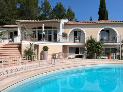 Grand studio vue sur la piscine