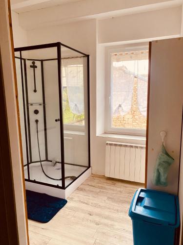 une salle de bain avec une douche en verre dans une chambre dans l'établissement La Chtite Campagnarde de Saône, 
