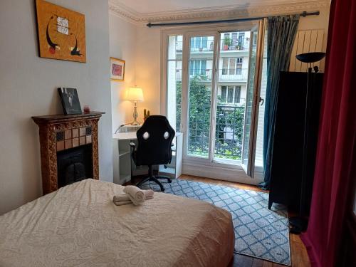 a calm double bedroom in F3 chez l'habitant Paris14eme parc Montsouris