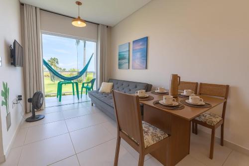 Posezení v ubytování Flats Mar'Bella Seu Refúgio no CARIBE BRASILEIRO 100M Praia Maragogi com Varanda, WiFi, ArCond, Cozinha e ESTACIONAMENTO