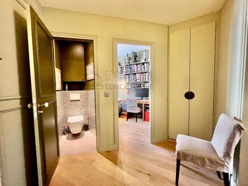 un salon avec une chaise et une table dans l'établissement Au pied de la promenade Pereire - Paris 17, à Paris