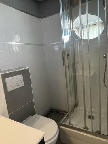 une salle de bain avec toilettes et douche en verre dans l'établissement Studio Héliopolis AB 414 - 2 personnes, au Cap d'Agde