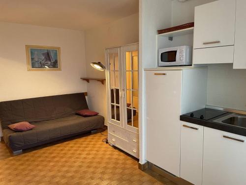 - un salon avec un canapé et un four micro-ondes dans l'établissement Studio Héliopolis AB 322 - 2 personnes, au Cap d'Agde