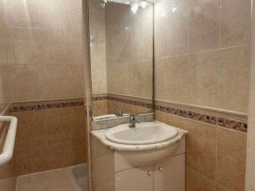 une salle de bain avec un lavabo et une douche dans l'établissement Studio Héliopolis AB 322 - 2 personnes, au Cap d'Agde