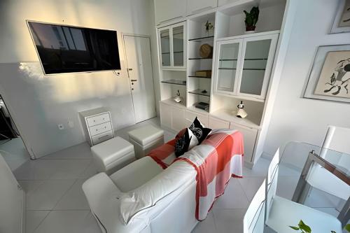 Uma televisão e/ou sistema de entretenimento em UNU 1505 - Corredor da Vitória: Vista mar, Wi-fi +