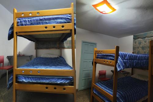 a room with two bunk beds and a lamp at BACKPaCKERS & BACKPaCKERS in Trujillo