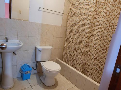 a bathroom with a toilet and a sink and a shower at BACKPaCKERS & BACKPaCKERS in Trujillo