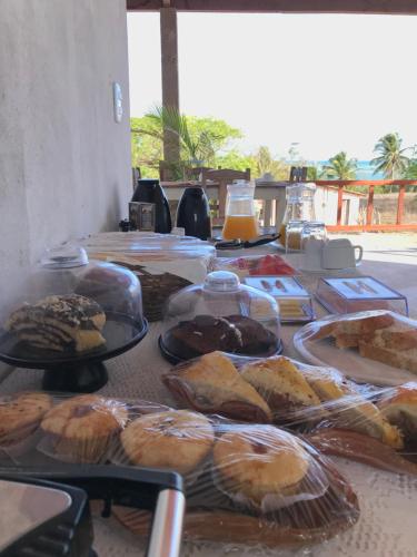 een tafel met veel verschillende soorten gebak erop bij Morada do Vento in Guriú
