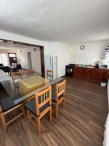 a living room with a dining table and a kitchen at Dpto Allende 2 in Cordoba