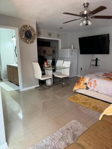 a bedroom with a bed and a table and a kitchen at Sunshine guesthouse in Mulberry