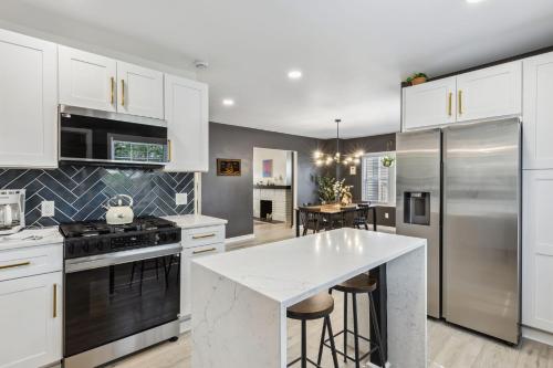 Η κουζίνα ή μικρή κουζίνα στο Charming 3BR Home - Close to CLE Clinic