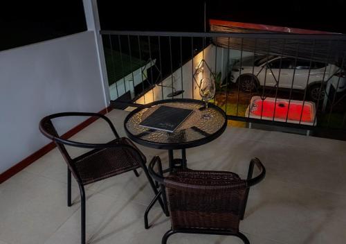 a table and two chairs with a laptop on it at Apartamento Lantanas in Parrita