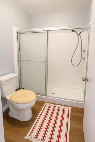 a bathroom with a shower with a toilet and a rug at Los Angeles - Centrally located between Disneyland Universal Studios Beverly Hills and Downtown LA Most ideal city to stay with stunning views and heated pool in Hacienda Heights