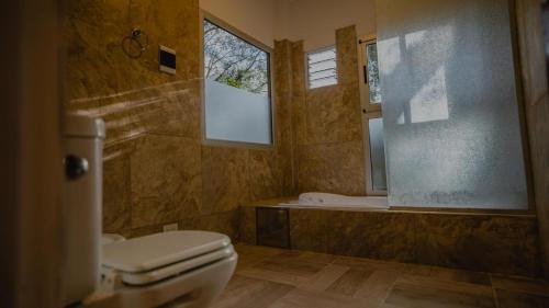 ein Badezimmer mit Toilette und Badewanne in der Unterkunft Eco Lodge de la Selva in San Salvador de Jujuy